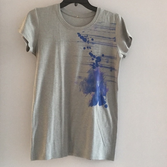 - Gray tee with blue and purple decoration - Picture 1 of 5